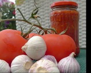 Горькая аджика из перца и помидор на зиму