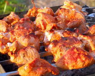 Шашлык из курицы с кориандром, аджикой и гвоздикой