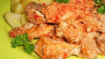 Свинина, тушенная с аджикой