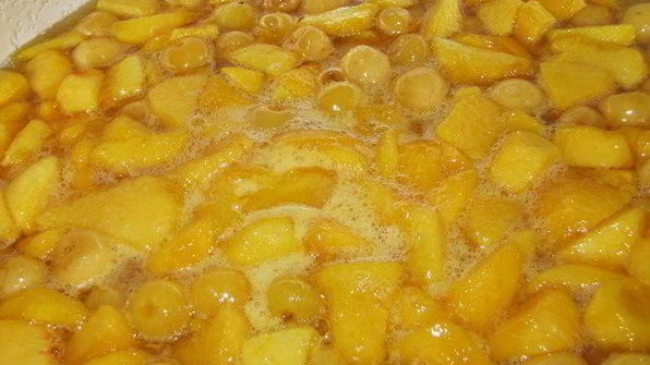 джем из черешни и персиков с лепестками роз