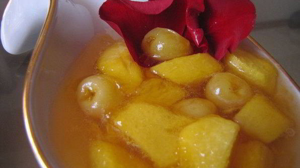 джем из черешни и персиков с лепестками роз