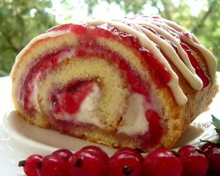 Рулет с рикоттой и смородиновым джемом