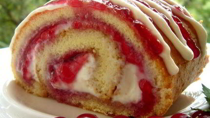 Рулет с рикоттой и смородиновым джемом