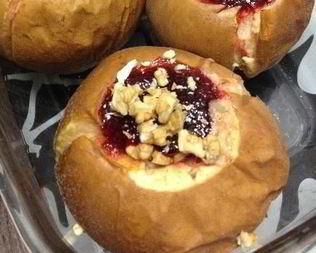 Запеченные яблоки с орехами и джемом