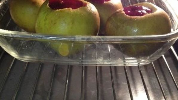 запеченные яблоки с орехами и джемом