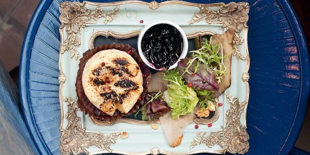 Рецепт жареного камамбера с чернично-розмариновым джемом