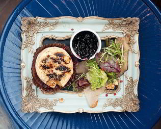 Жареный камамбер с чернично-розмариновым джемом