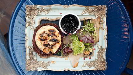 Жареный камамбер с чернично-розмариновым джемом