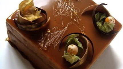 Карамельный муссовый торт с компотом из абрикоса и фундуком