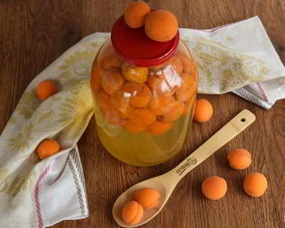 Компот из абрикосов