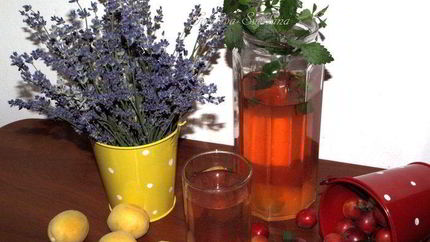 Компот из алычи с мелиссой