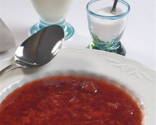 Компот из ревеня и клубники со свежей мятой