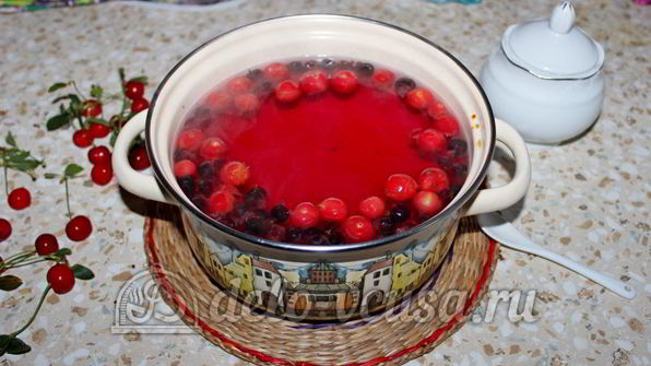 компот из вишни и черной смородины