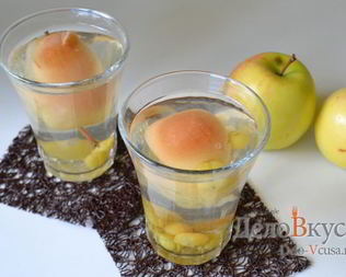 Компот из яблок и винограда