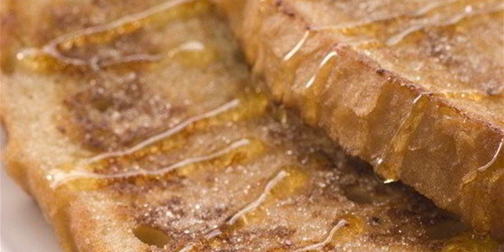 Рецепт сладких французских тостов с теплым персиковым компотом и кленовым сиропом