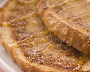 Сладкие французские тосты с теплым персиковым компотом и кленовым сиропом