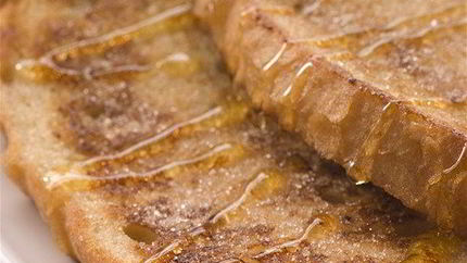 Сладкие французские тосты с теплым персиковым компотом и кленовым сиропом