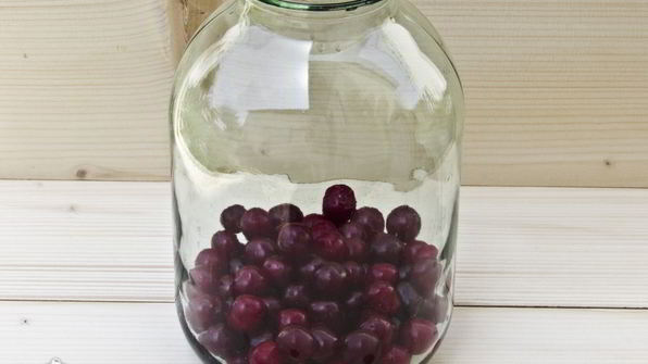 вишневый компот с черной смородиной на зиму