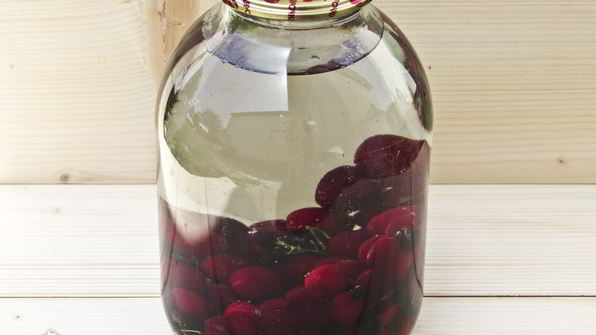 вишневый компот с черной смородиной на зиму