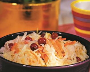 Квашеная капуста с клюквой