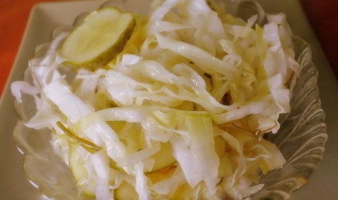Быстрая маринованная капуста с огурцами