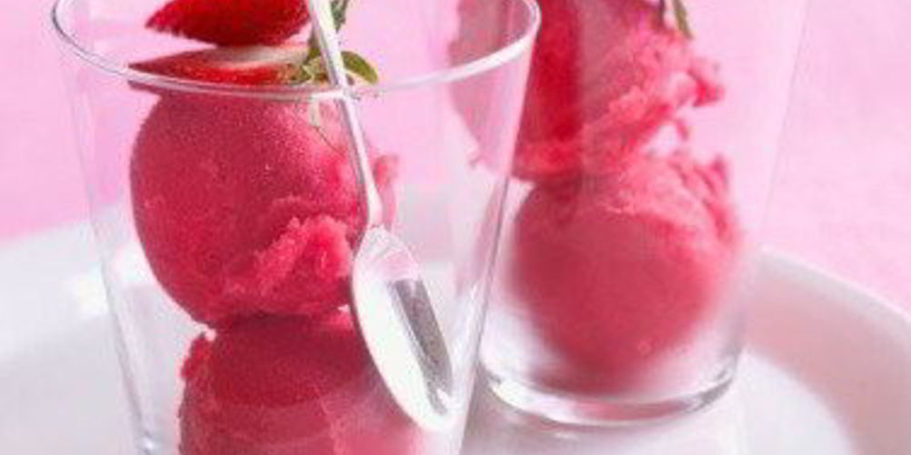 Рецепт маринованной клубники в бальзамическом уксусе с клубничным шербетом и амаретти