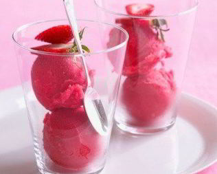 Маринованная клубника в бальзамическом уксусе с клубничным шербетом и амаретти