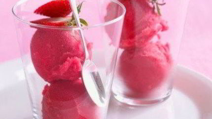 Маринованная клубника в бальзамическом уксусе с клубничным шербетом и амаретти