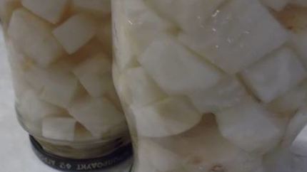 Маринованный корень сельдерея