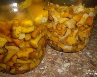 Маринованные лисички с чесноком