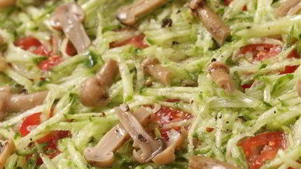 Тиан из тертого редиса, огурца и маринованных грибов с нерафинированным подсолнечным маслом