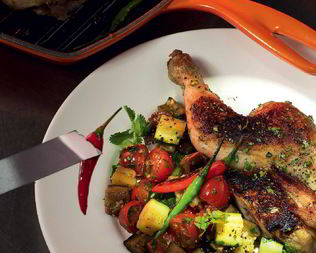 Цыпленок, маринованный в острых специях, с овощами