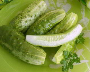 Малосольные огурчики в кастрюле