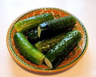 Малосольные огурцы в кастрюле