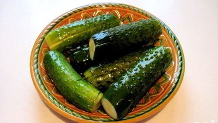 Малосольные огурцы в кастрюле