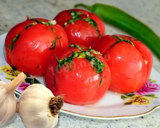 Малосольные помидоры с чесноком и зеленью