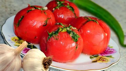 Малосольные помидоры с чесноком и зеленью