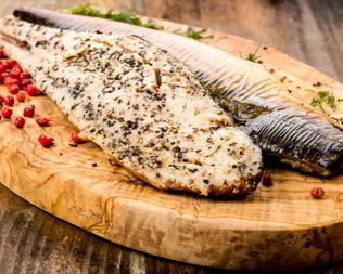 Соленая скумбрия с розовым перцем