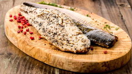 Соленая скумбрия с розовым перцем