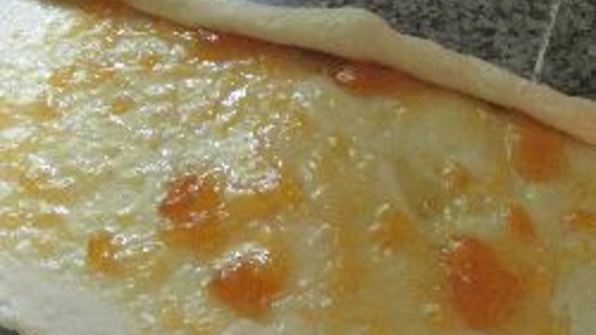 рулет с вареньем из дрожжевого теста