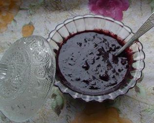 Шоколадное сливовое варенье с орехами