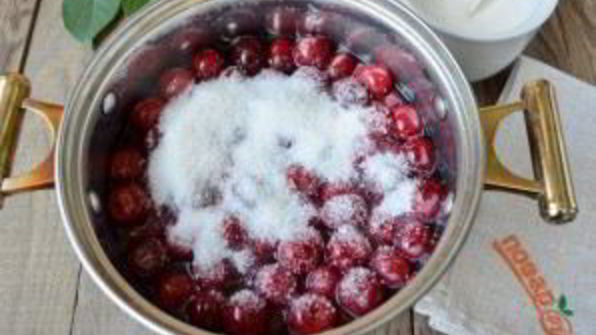 варенье из вишни с косточками на зиму густое