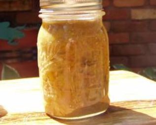 Заготовка из зеленых помидоров с яблоками и луком