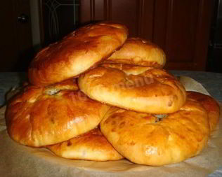 Беляши с мясом в духовке на дрожжах