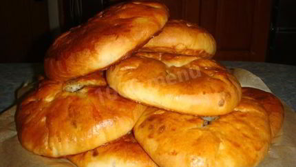 Беляши с мясом в духовке на дрожжах