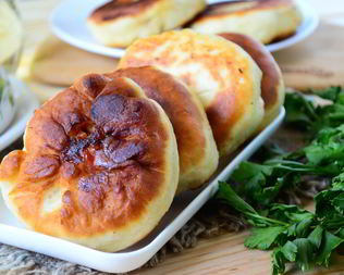 Беляши с помидорами и сыром