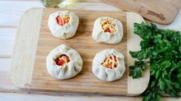 беляши с помидорами и сыром