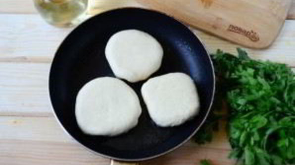 беляши с помидорами и сыром