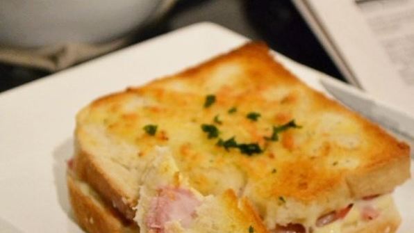 бгорячие бутерброды с ветчиной крок-месье