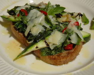 Брускетта из цукини со шпинатом